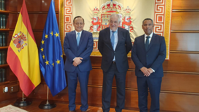 El magistrado Francisco Morales estuvo acompañado del embajador de Perú Walter Gutiérrez durante la visita protocolar al presidente del Tribunal Constitucional de España Cándido Conde-Pumpido Tourón.