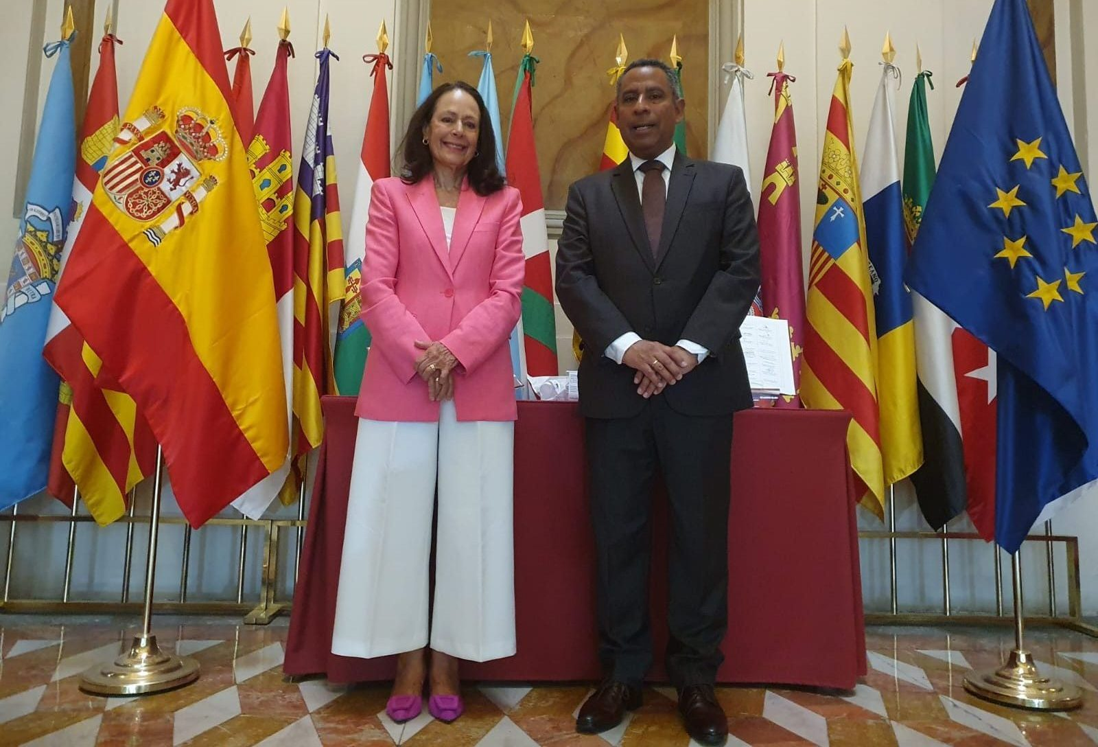 El presidente del Tribunal Constitucional de Perú Francisco Morales Saravia también visitó a la directora del Centro de Estudios Políticos y Constitucionales (CEPC), Yolanda Gómez Sánchez
