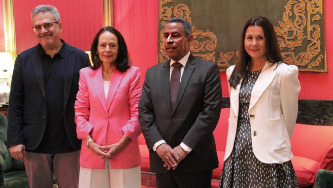 El presidente del Tribunal Constitucional de Perú Francisco Morales Saravia junto a funcionarios del Centro de Estudios Políticos y Constitucionales (CEPC).