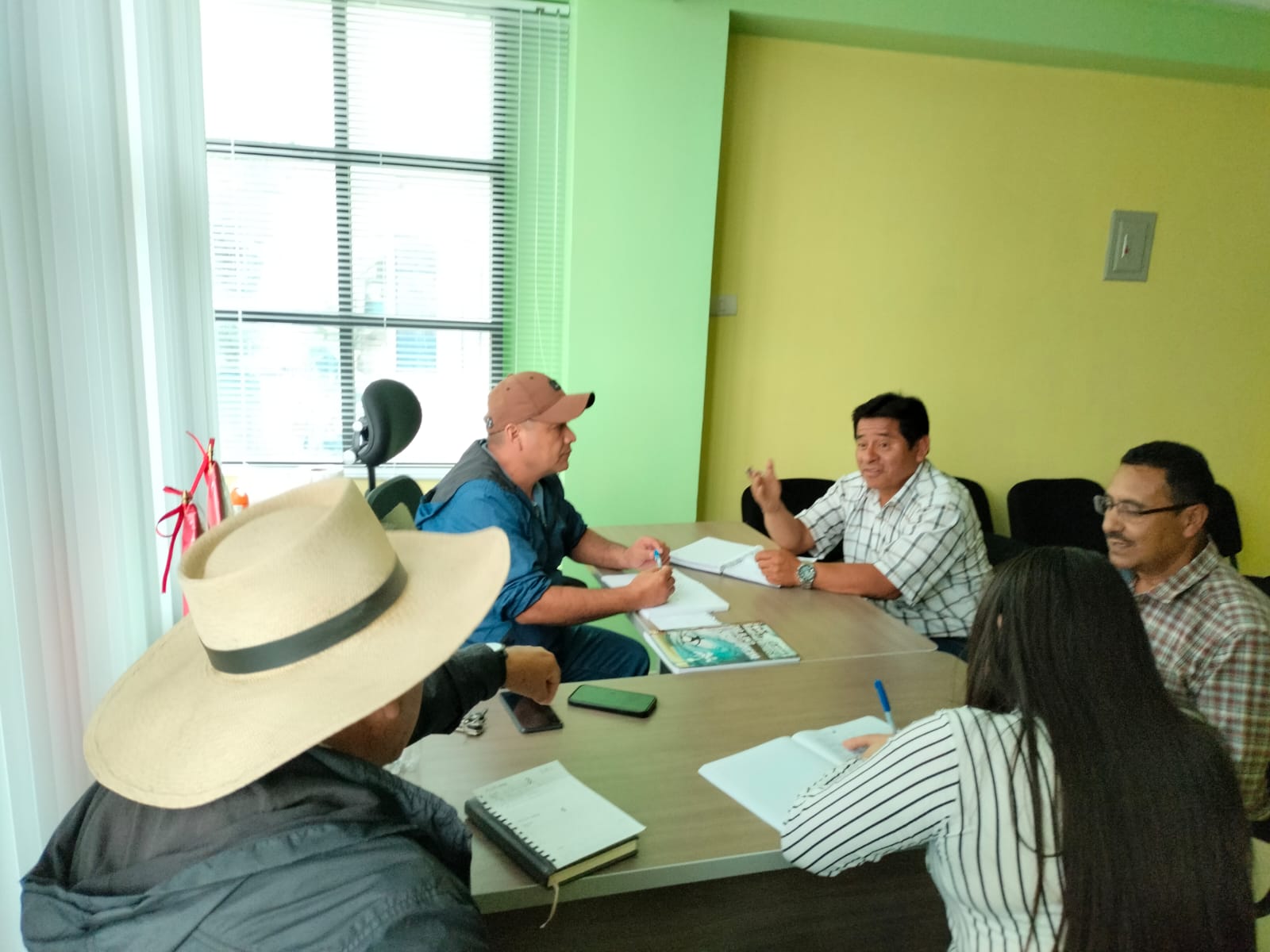El día de hoy, nuestro director de UGEL Ayabaca, Mg. Luis Llacsahuanga Granadino sostuvo una reunión de trabajo con el Alcalde del distrito de Lagunas, Sr. Serafín Calle y el Sub Gerente de Desarrollo Social de dicha Municipalidad, Sr. Oliver Domínguez Pintado.
