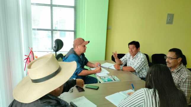 El día de hoy, nuestro director de UGEL Ayabaca, Mg. Luis Llacsahuanga Granadino sostuvo una reunión de trabajo con el  Alcalde del distrito de Lagunas, Sr. Serafín Calle y el Sub Gerente de Desarrollo Social de dicha Municipalidad, Sr. Oliver Domínguez Pintado.