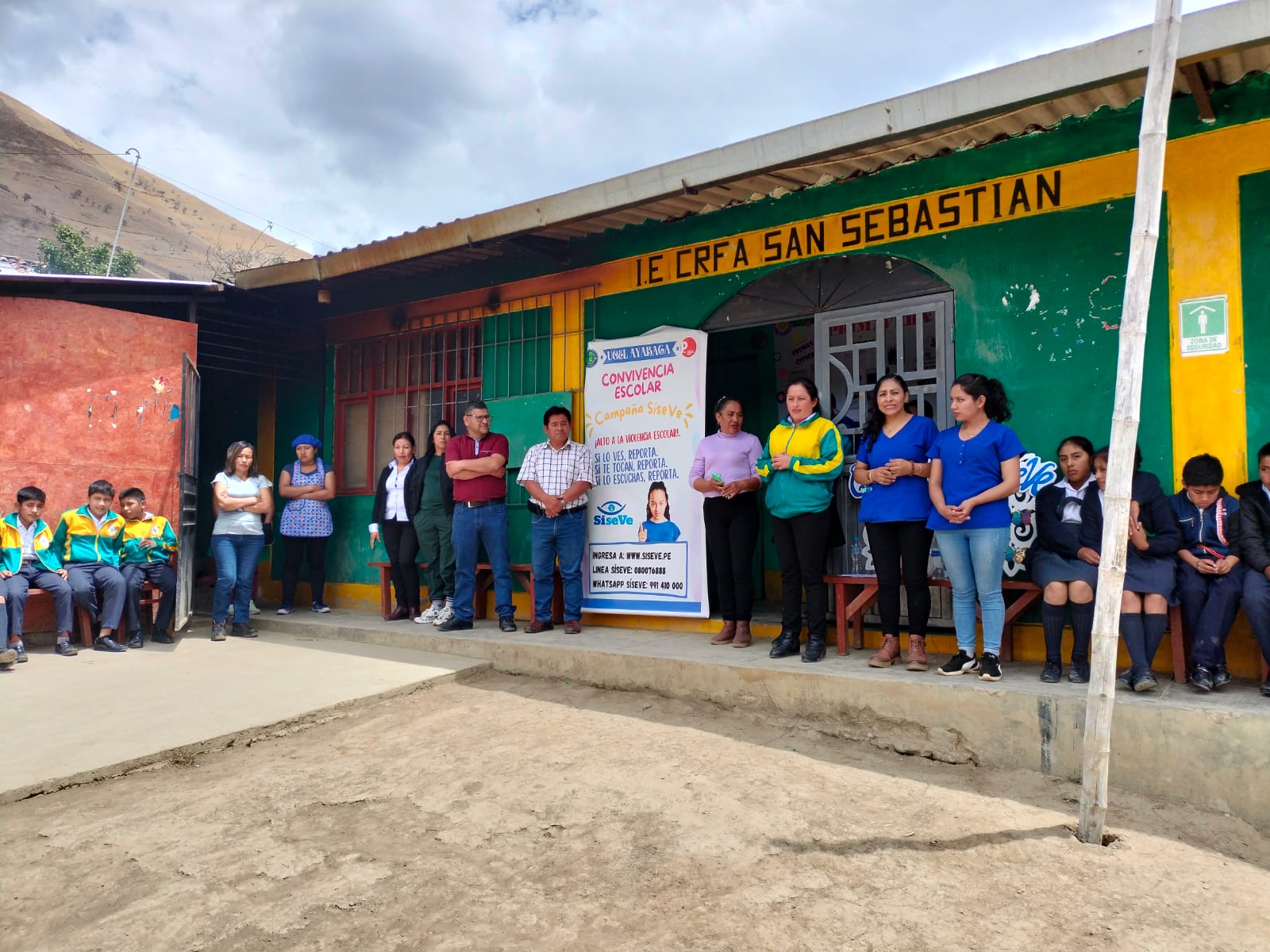 El director de UGEL Ayabaca, Mg. Luis Llacsahuanga Granadino conjuntamente con las Psicólogas de nuestra institución, aperturaron la Campaña SISEVE en las I.E. Enrique López Albujar de Salvia y el CRFA de Yerbas Buenas, del distrito de Lagunas.-