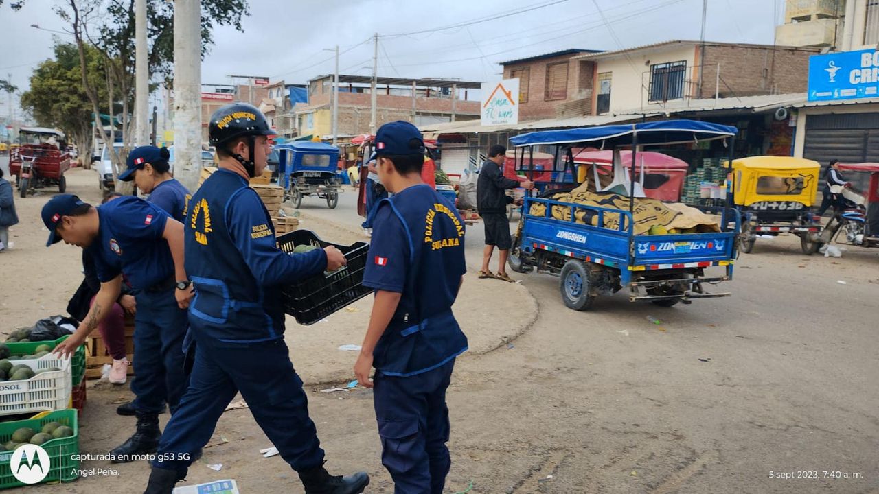 INVOCAN A COMERCIANTES MANTENER EL ORDEN EN EL MERCADILLO