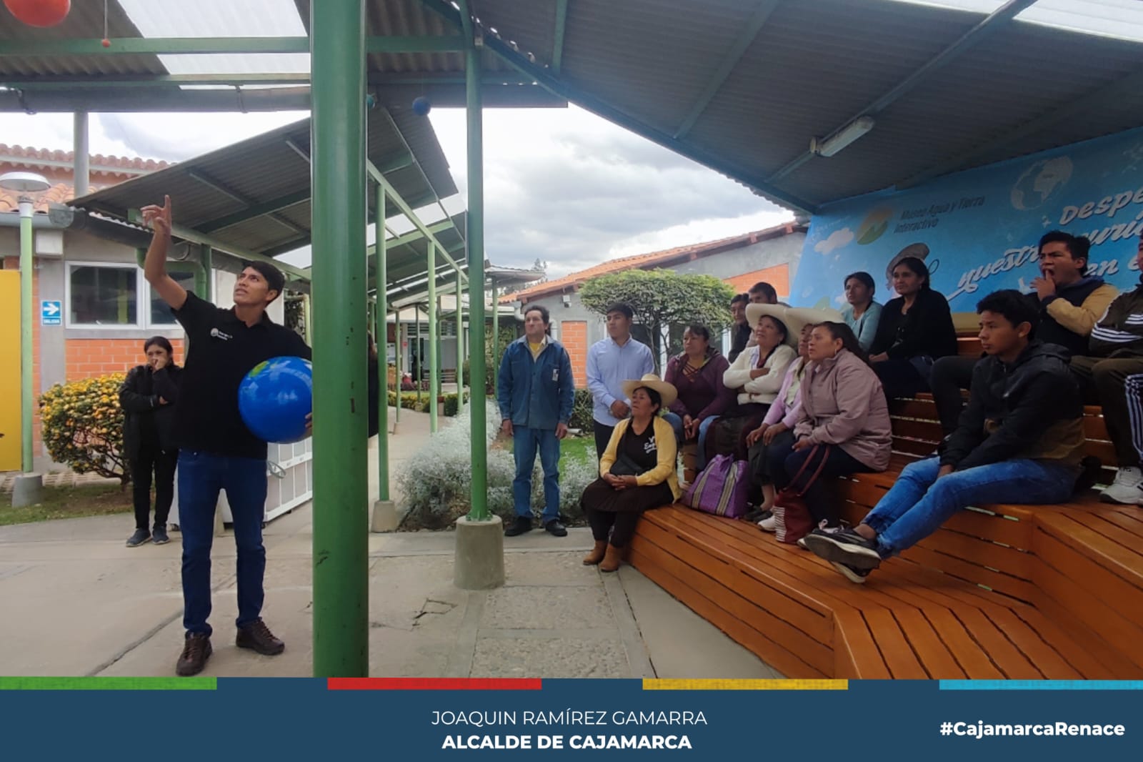 En una iniciativa conjunta liderada por el Gerente de Seguridad Ciudadana, Jorge Salazar P茅rez, y en colaboraci贸n con la Lic. Erika Zavaleta, Coordinadora de Proyectos Educativos de la Asociaci贸n Los Andes de Cajamarca (ALAC), el equipo del Programa Renace se sumergi贸 en una experiencia educativa en el "Museo Interactivo de Agua y Tierra".
馃Esta enriquecedora visita guiada tuvo como objetivo fomentar la adquisici贸n de conocimientos cient铆ficos, centr谩ndose especialmente en los aspectos relacionados con el agua y la tierra. El personal de Renace se convirti贸 en el protagonista de esta jornada educativa, explorando los diversos espacios que el museo tiene para ofrecer.
鉃l concluir la visita, los participantes expresaron su gratitud a la Municipalidad Provincial de Cajamarca por proporcionar estos valiosos espacios de aprendizaje y preparaci贸n. Reconocieron que esta experiencia no solo enriquece su desarrollo profesional, sino que tambi茅n contribuye al crecimiento acad茅mico de sus hijos, destacando as铆 el compromiso de Renace con el conocimiento y la educaci贸n en la comunidad.