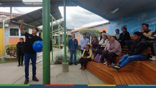 En una iniciativa conjunta liderada por el Gerente de Seguridad Ciudadana, Jorge Salazar Pérez, y en colaboración con la Lic. Erika Zavaleta, Coordinadora de Proyectos Educativos de la Asociación Los Andes de Cajamarca (ALAC), el equipo del Programa Renace se sumergió en una experiencia educativa en el "Museo Interactivo de Agua y Tierra".
🤝Esta enriquecedora visita guiada tuvo como objetivo fomentar la adquisición de conocimientos científicos, centrándose especialmente en los aspectos relacionados con el agua y la tierra. El personal de Renace se convirtió en el protagonista de esta jornada educativa, explorando los diversos espacios que el museo tiene para ofrecer.
➡Al concluir la visita, los participantes expresaron su gratitud a la Municipalidad Provincial de Cajamarca por proporcionar estos valiosos espacios de aprendizaje y preparación. Reconocieron que esta experiencia no solo enriquece su desarrollo profesional, sino que también contribuye al crecimiento académico de sus hijos, destacando así el compromiso de Renace con el conocimiento y la educación en la comunidad.