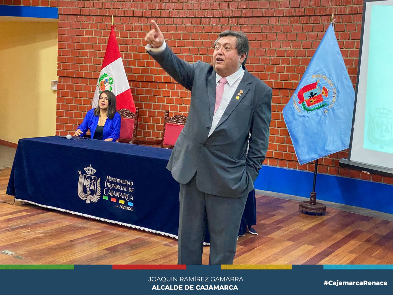 El gerente de Desarrollo Económico, Gustavo Seminario, lideró una inspiradora sesión de capacitación y una charla motivacional dirigida a todo el personal de la gerencia, en un esfuerzo por impulsar el crecimiento, la efectividad y el compromiso del equipo.
✅Durante la sesión, se abordaron temas clave relacionados con las tendencias económicas actuales, estrategias efectivas de desarrollo y cómo enfrentar los desafíos en un entorno de mejorar nuestra ciudad.
🗣"Soy un firme creyente en el potencial ilimitado de nuestro equipo de la gerencia de Desarrollo Económico. Estoy convencido de que, con esfuerzo y dedicación, podemos superar cualquier desafío y lograr resultados excepcionales para nuestra comunidad y el desarrollo de Cajamarca"afirmó Gustavo Seminario.