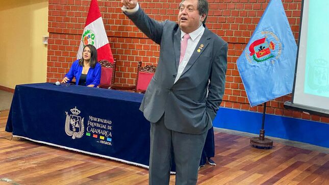El gerente de Desarrollo Económico, Gustavo Seminario, lideró una inspiradora sesión de capacitación y una charla motivacional dirigida a todo el personal de la gerencia, en un esfuerzo por impulsar el crecimiento, la efectividad y el compromiso del equipo.
✅Durante la sesión, se abordaron temas clave relacionados con las tendencias económicas actuales, estrategias efectivas de desarrollo y cómo enfrentar los desafíos en un entorno de mejorar nuestra ciudad. 
🗣"Soy un firme creyente en el potencial ilimitado de nuestro equipo de la gerencia de Desarrollo Económico. Estoy convencido de que, con esfuerzo y dedicación, podemos superar cualquier desafío y lograr resultados excepcionales para nuestra comunidad y el desarrollo de Cajamarca"afirmó Gustavo Seminario. 