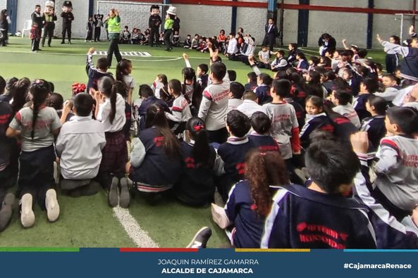 En un esfuerzo por promover la seguridad vial y concientizar a los ciudadanos sobre sus derechos y responsabilidades, el Comit茅 Provincial de Seguridad Ciudadana (COPROSEC), llev贸 a cabo una impactante charla de sensibilizaci贸n en la prestigiosa Instituci贸n Educativa "Saco Oliveros". M谩s de un centenar de estudiantes y docentes tuvieron la oportunidad de participar en este valioso evento, el cual cont贸 con la colaboraci贸n de las autoridades de tr谩nsito y seguridad ciudadana.
鉁匧a actividad no solo tuvo como objetivo educar a la comunidad escolar acerca de la prevenci贸n de accidentes viales, sino tambi茅n fomentar el respeto y la responsabilidad en el uso de las v铆as p煤blicas.
馃Esta iniciativa se enmarca en una serie de campa帽as de sensibilizaci贸n promovidas por la Municipalidad Provincial de Cajamarca, destinadas a fortalecer la educaci贸n vial en estudiantes de todas las instituciones educativas de la ciudad. Adem谩s, busca cultivar una cultura del tr谩nsito responsable con la intenci贸n de reducir la incidencia de accidentes en la comunidad.
鉃l compromiso del COPROSEC y la Municipalidad Provincial de Cajamarca en brindar una educaci贸n vial s贸lida y efectiva a la juventud refleja su firme convicci贸n de que la seguridad en nuestras carreteras es responsabilidad de todos.