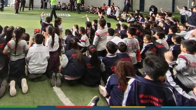 En un esfuerzo por promover la seguridad vial y concientizar a los ciudadanos sobre sus derechos y responsabilidades, el Comité Provincial de Seguridad Ciudadana (COPROSEC), llevó a cabo una impactante charla de sensibilización en la prestigiosa Institución Educativa "Saco Oliveros". Más de un centenar de estudiantes y docentes tuvieron la oportunidad de participar en este valioso evento, el cual contó con la colaboración de las autoridades de tránsito y seguridad ciudadana.
✅La actividad no solo tuvo como objetivo educar a la comunidad escolar acerca de la prevención de accidentes viales, sino también fomentar el respeto y la responsabilidad en el uso de las vías públicas.
🤝Esta iniciativa se enmarca en una serie de campañas de sensibilización promovidas por la Municipalidad Provincial de Cajamarca, destinadas a fortalecer la educación vial en estudiantes de todas las instituciones educativas de la ciudad. Además, busca cultivar una cultura del tránsito responsable con la intención de reducir la incidencia de accidentes en la comunidad.
➡El compromiso del COPROSEC y la Municipalidad Provincial de Cajamarca en brindar una educación vial sólida y efectiva a la juventud refleja su firme convicción de que la seguridad en nuestras carreteras es responsabilidad de todos. 