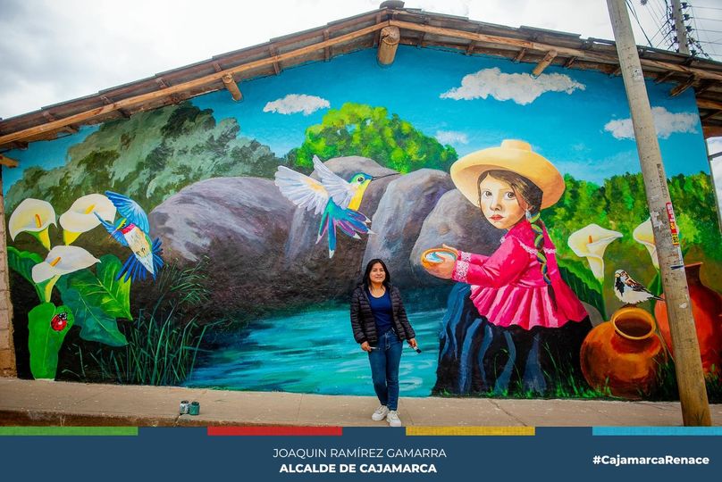 En un trabajo conjunto, La Municipalidad Provincial de Cajamarca y Newmont Yanacocha, impulsaron el pintado de murales artísticos culturales en diferentes zonas de Cajamarca, entre ellas, el Barrios de San Pedro, Calispuquio, Chontapaccha, y San Antonio.
🎨 Este mural, ubicado en Calispuquio, refleja las tradiciones y la riqueza natural de Cajamarca, la abundancia de agua, identifica a este barrio conocido por sus ojos de agua, según indicó la artista 👩🎨 y creadora de la obra, Aidé Ayac.