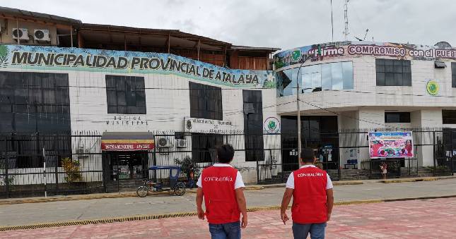 La Contraloría General detectó que un funcionario público de confianza del régimen laboral del decreto legislativo 276, de la Municipalidad Provincial de Atalaya, laboró simultáneamente en la Municipalidad Distrital de Manta, los municipios provinciales de Angaraes y Acobamba y la Universidad Nacional de Huancavelica durante el año 2022.