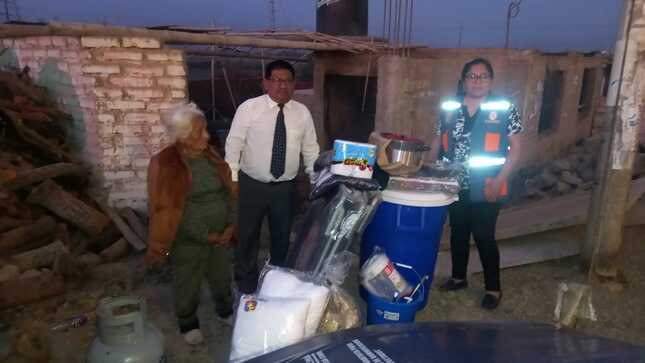MUNICIPALIDAD DE HUAURA LLEVA AYUDA HUMANITARIA Y BRINDA APOYO CON RETIRO DE ESCOMBROS A FAMILIA QUE SUFRIO INCENDIO  