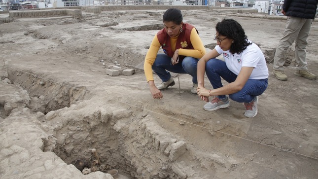 Ministerio de Cultura anuncia hallazgo de un entierro intacto de filiación Ychsma en la cima de la Gran Pirámide en la Huaca Pucllana