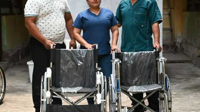 Foto de Entrega de Sillas de Ruedas al Centro de Salud Requena