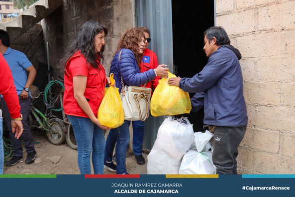 a subgerencia de Programas Sociales de la Municipalidad Provincial de Cajamarca, en colaboración con la Defensoría Municipal de la Niñez y Adolescencia (DEMUNA), ha llevado a cabo una importante iniciativa de apoyo social en beneficio de la familia Portal Casquín, que actualmente se encuentra inmersa en una situación de extrema pobreza. Este conmovedor caso, que involucra a seis niños, dos adolescentes y un recién nacido, ha movilizado a la comunidad y a las autoridades locales para brindar la ayuda necesaria. La situación de vulnerabilidad que enfrentan los miembros de la familia Portal Casquín ha generado una respuesta rápida y solidaria por parte de las instituciones locales.
✅La DEMUNA, como entidad encargada de velar por los derechos y el bienestar de los niños y adolescentes en nuestra comunidad, ha tomado la iniciativa de brindar apoyo social integral a esta familia en apuros. El objetivo principal es garantizar que los menores involucrados reciban la atención y el cuidado adecuados, así como acceso a recursos esenciales, incluyendo alimentación, atención médica y asesoramiento psicológico.
➡La colaboración interinstitucional entre la DEMUNA, la Defensoría Municipal y la Unidad de Protección Especial es un claro ejemplo de cómo la comunidad se une para ayudar a aquellos que más lo necesitan. En momentos de dificultades como este, la solidaridad y el compromiso con el bienestar de los más vulnerables se convierten en un pilar fundamental de nuestra sociedad.
🤝Como política de la actual gestión municipal, liderada por el alcalde Joaquin Ramírez Gamarra, la comuna local continúa apoyando a todos los cajamarquinos que más lo necesitan.