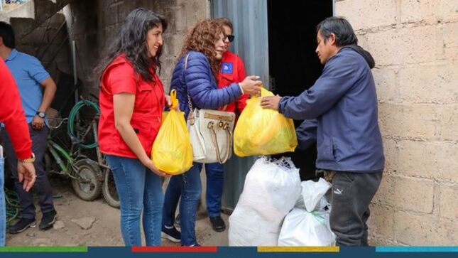 a subgerencia de Programas Sociales de la Municipalidad Provincial de Cajamarca, en colaboración con la Defensoría Municipal de la Niñez y Adolescencia (DEMUNA), ha llevado a cabo una importante iniciativa de apoyo social en beneficio de la familia Portal Casquín, que actualmente se encuentra inmersa en una situación de extrema pobreza. Este conmovedor caso, que involucra a seis niños, dos adolescentes y un recién nacido, ha movilizado a la comunidad y a las autoridades locales para brindar la ayuda necesaria. La situación de vulnerabilidad que enfrentan los miembros de la familia Portal Casquín ha generado una respuesta rápida y solidaria por parte de las instituciones locales.
✅La DEMUNA, como entidad encargada de velar por los derechos y el bienestar de los niños y adolescentes en nuestra comunidad, ha tomado la iniciativa de brindar apoyo social integral a esta familia en apuros. El objetivo principal es garantizar que los menores involucrados reciban la atención y el cuidado adecuados, así como acceso a recursos esenciales, incluyendo alimentación, atención médica y asesoramiento psicológico.
➡La colaboración interinstitucional entre la DEMUNA, la Defensoría Municipal y la Unidad de Protección Especial es un claro ejemplo de cómo la comunidad se une para ayudar a aquellos que más lo necesitan. En momentos de dificultades como este, la solidaridad y el compromiso con el bienestar de los más vulnerables se convierten en un pilar fundamental de nuestra sociedad.
🤝Como política de la actual gestión municipal, liderada por el alcalde Joaquin Ramírez Gamarra, la comuna local continúa apoyando a todos los cajamarquinos que más lo necesitan. 