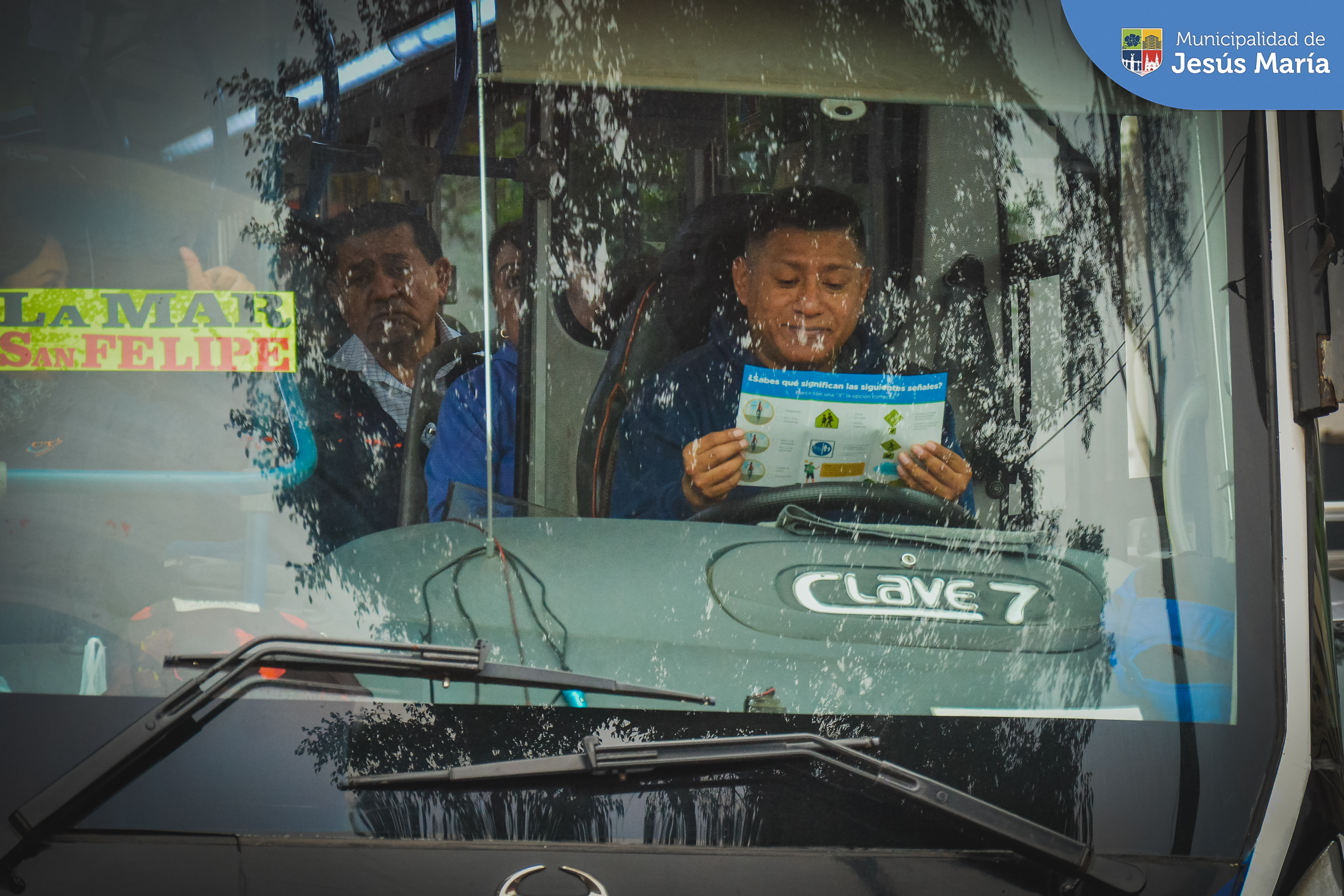 Se realizó exitosamente la campaña "Conductor responsable" en la cuadra 21 de la Av. Brasil. Esta iniciativa, se gestiona de manera coordinada con la Municipalidad Metropolitana de Lima y tiene como objetivo educar a la población en el respeto a las normas de tránsito y a los peatones. 🚸
#JesúsMaríaSomosTodos