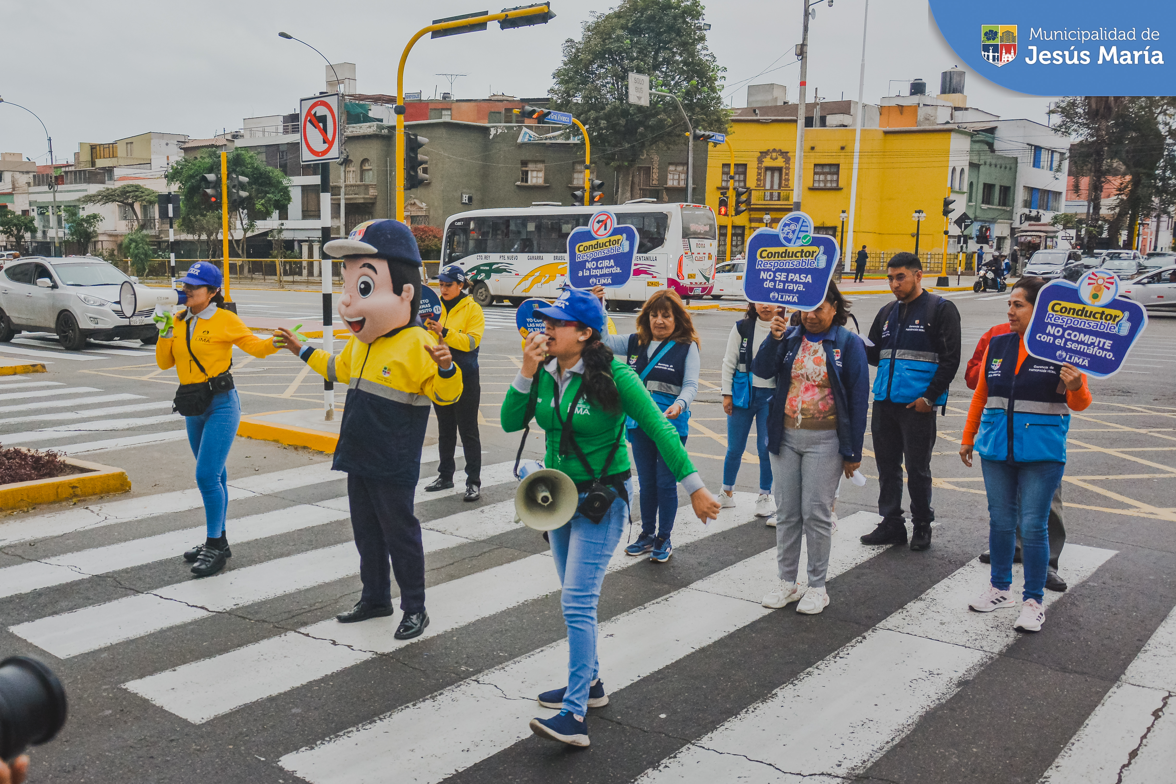 Se realizó exitosamente la campaña "Conductor responsable" en la cuadra 21 de la Av. Brasil. Esta iniciativa, se gestiona de manera coordinada con la Municipalidad Metropolitana de Lima y tiene como objetivo educar a la población en el respeto a las normas de tránsito y a los peatones. 🚸
#JesúsMaríaSomosTodos