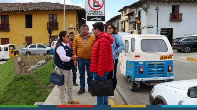 La gerente de Transporte y Vialidad, Edith Chuco Gutiérrez, continúa recorriendo todos los sectores de la ciudad para solucionar y conocer la realidad problemática de primera mano. 
✅En esta oportunidad, visitó conjuntamente con el subgerente de Inspección y Seguridad Vial, Frey Hoyos, las  calles del sector San Pedro, verificando que es necesario colocar más señalización en espacios públicos como estacionamientos y la programación inmediata del mantenimiento de vías para darle fluidez al tránsito vehicular. 
🤝Víctor Alaya Villanueva, presidente del sector San Pedro,  agradeció a las autoridades de la comuna local por trabajar de manera mancomunada y así darle solución inmediata a los problemas que se tienen en los 24 sectores de la ciudad.