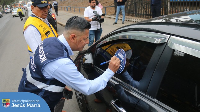 🚨 Seguimos trabajando para lograr el ordenamiento a través de operativos continuos en diversos puntos de nuestro distrito. En esta oportunidad, se realizó la fiscalización y control a vehículos mal estacionados y/o abandonados estacionados en zonas rígidas. 🚫🚙
#JesúsMaríaSomosTodos