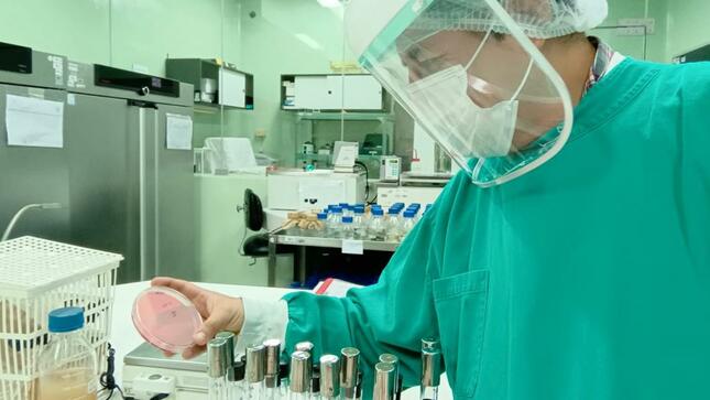 Laboratorios del INS mantienen acreditación internacional para realizar el control de calidad de alimentos en el país