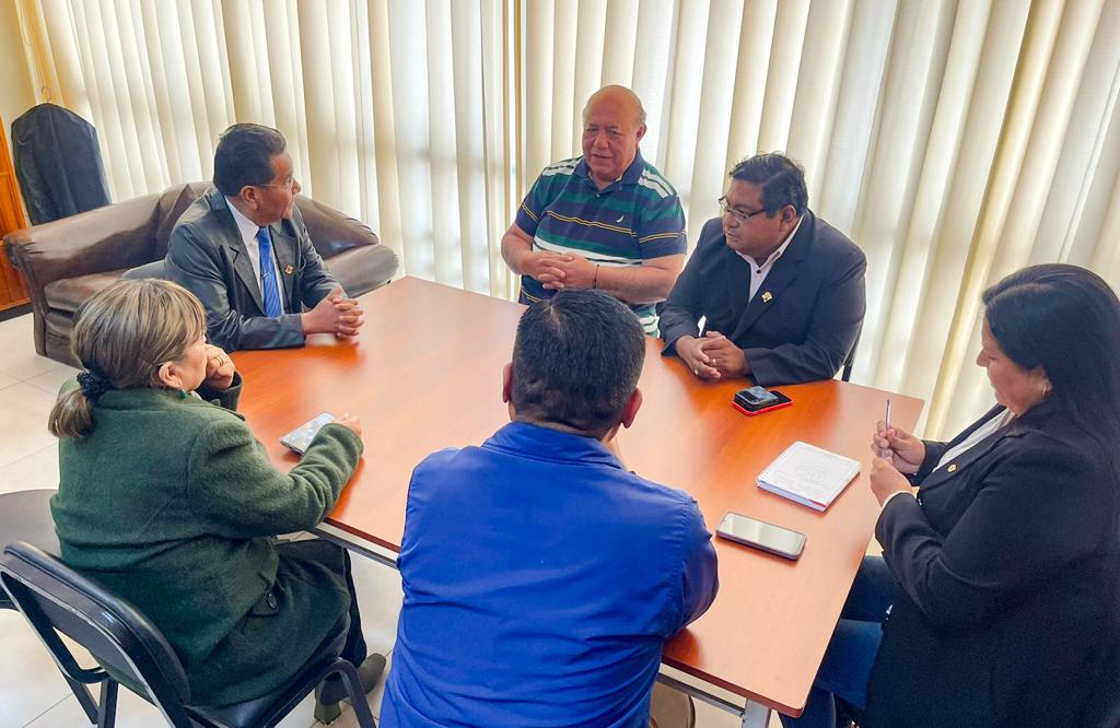 Gobernador dispone mejoras para sector salud