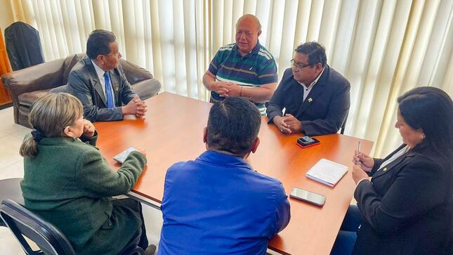 Gobernador dispone mejoras para sector salud 