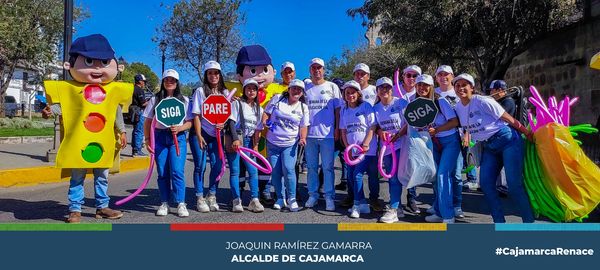 La Municipalidad Provincial de Cajamarca, a través de la gerencia de Transportes y Seguridad Vial participó en un vibrante pasacalle que reunió a más de 15 instituciones en el marco de la Semana de la Educación Vial en nuestra ciudad.
➡Este colorido y festivo pasacalle, que atrajo la atención de cientos de espectadores, es solo una de las múltiples iniciativas emprendidas por la comuna local con el fin de concientizar y sensibilizar a nuestra comunidad sobre la importancia del estricto cumplimiento de las normas de tránsito, así como la necesidad imperante de reducir los accidentes viales en nuestras calles y carreteras.
🤝Agradecemos efusivamente la invaluable participación de los miembros de la Comisión de Transportes, quienes lideran este esfuerzo con un compromiso incansable por la seguridad y el bienestar de nuestros ciudadanos. Los regidores Julia Guerrero, Jorge Rojas y Segundo Castañeda, han demostrado un inquebrantable compromiso y dedicación para forjar un futuro más seguro y próspero para nuestra amada ciudad de Cajamarca.