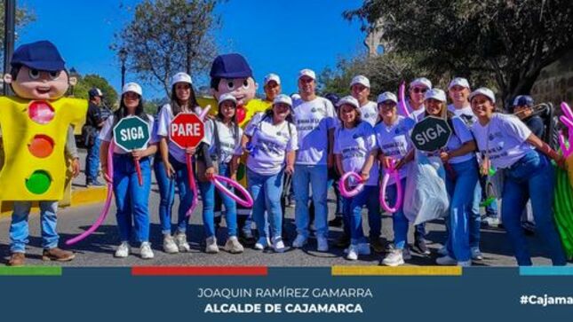 La Municipalidad Provincial de Cajamarca, a través de la gerencia de Transportes y Seguridad Vial participó en un vibrante pasacalle que reunió a más de 15 instituciones en el marco de la Semana de la Educación Vial en nuestra ciudad.
➡Este colorido y festivo pasacalle, que atrajo la atención de cientos de espectadores, es solo una de las múltiples iniciativas emprendidas por la comuna local con el fin de concientizar y sensibilizar a nuestra comunidad sobre la importancia del estricto cumplimiento de las normas de tránsito, así como la necesidad imperante de reducir los accidentes viales en nuestras calles y carreteras.
🤝Agradecemos efusivamente la invaluable participación de los miembros de la Comisión de Transportes, quienes lideran este esfuerzo con un compromiso incansable por la seguridad y el bienestar de nuestros ciudadanos. Los regidores Julia Guerrero, Jorge Rojas y Segundo Castañeda, han demostrado un inquebrantable compromiso y dedicación para forjar un futuro más seguro y próspero para nuestra amada ciudad de Cajamarca.