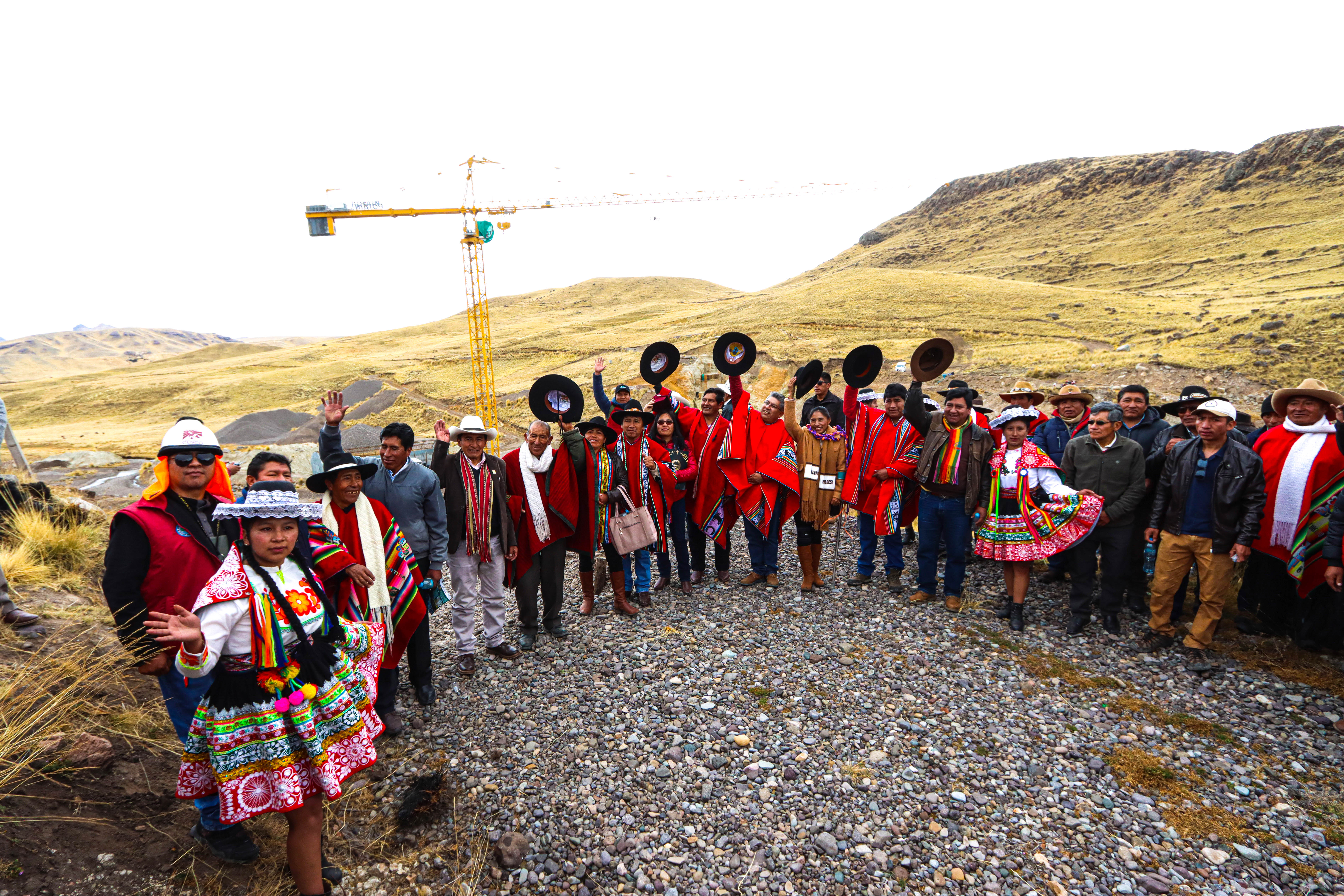 En el marco de una multitudinaria manifestación de danza y alegría con la presencia del Gobernador Regional del Cusco, Ing. Werner Salcedo Álvarez, Consejeros Regionales, Autoridades locales, directivos comunales y beneficiarios de las comunidades campesinas de Mollocahua y Cchuaya del distrito de Alto Pichigua y funcionarios del Plan MERISS, encabezado por su Director Ejecutivo Ing. Lucho Salcedo Cáceres, se reinició los trabajos en la presa y obras complementarias del Proyecto de Riego Instalación del Sistema Quisco.

Uno de los objetivos del sistema hidráulico es beneficiar a 378 familias usuarias de la agricultura familiar perteneciente a 02 comunidades del distrito de Alto Pichigua de la provincia de Espinar, además de mejorar y ampliar la frontera agrícola en 945 hectáreas al riego técnificado, con un presupuesto modificado según el expediente técnico de la obra el que haciende a S/.121'530,706.00. 

En su intervención la primera autoridad regional Ing. Werner Salcedo Álvarez manifestó: Obra iniciada obra acabada, en 20 meses de intensa labor tendremos la represa Quisco, el sistema de riego alimentará con agua a las áreas de cultivo de las 02 comunidades beneficiarias, esta zona sirve para la crianza de más 2 mil cabezas de ganado, 20 mil ovejas, que suficientemente alimentaría al Cusco, Arequipa e inclusive otras regiones. 

Hoy día Espinar es competitivo con la producción agropecuaria similar a Arequipa o cualquier región de la costa de nuestro país, aquí ya no producimos 3 o 4 litros de leche, ahora llegamos a 10, 15 y 30 litros de producción de leche en las ferias ganaderas, significa que el desarrollo si se puede dar en estas pampas, porque el campo es que da alimento a la ciudad, el campo es que cuida las mesas de los hogares. El agua es vida y da desarrollo y condiciones socioeconómicas de las familias beneficiarias, con ese convencimiento apostamos para darles esos 121 millones y otro de más de 100 millones para el proyecto de riego Pallallaje, sentenció el Gobernador Regional del Cusco. 

Por su parte el director ejecutivo del Plan MERISS, Ing. Lucho Salcedo Cáceres, señaló:  Estamos reiniciando esta obra tan importante para el distrito de Alto Pichigua, es un compromiso cuando empezó la gestión del Gobernador Regional quien dispuso reiniciar estos 02 proyectos en la provincia de Espinar, no comprendemos porque las autoridades pasadas no han podido reiniciar ni menos tomar en cuenta en serio para retomar la ejecución de las infraestructuras. Gracias a la intervención de los especialistas del Plan MERISS, encabezado por el Ing. Iván Alarcón Manini, se elaboró la modificación del expediente técnico del saldo de obra de presa Quisco y obras complementarias que hoy reiniciamos la ejecución de la obra. Nosotros responderemos y ejecutaremos con total transparencia la culminación de la infraestructura tantos años esperado por los pobladores de estas 02 comunidades.

Tanto autoridades locales, directivos comunales y la población beneficiaria, agradeció la buena decisión política del Gobernador Regional del Cusco por culminar la infraestructura en los plazos establecidos, de esta manera la población del distrito de Alto Pichigua estaremos atentos en la fiscalización de la obra y dar el respectivo apoyo.