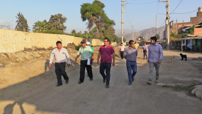 Servidores ediles y vecinos realizando un recorrido por el barrio Miraflores