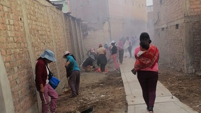 COMERCIANTES AMBULANTES DE LA CALLE LUISA MORELO REALIZAN FAENA DE LIMPIEZA EN PASAJE CANALIZADO DONDE SERÁN REUBICADOS 