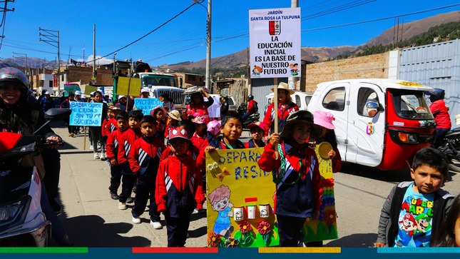 a Municipalidad Provincial de Cajamarca a través de la gerencia de Desarrollo Ambiental realizó un pasacalle ambiental en el sector 20 La Tulpuna.
👉Con la participación de diferentes instituciones como la PNP, el centro Médico Mental, el Colegio de Ingenieros y el jardín Santa Rosa, se llevó a cabo un pasacalle que tiene como objetivo concientizar y sensibilizar a la población sobre el cuidado del medio ambiente y la importancia de no arrojar basura a las calles. 
📢Es importante mencionar que, desde la comuna local, se viene impulsando acciones que mejoren el ornato de nuestra ciudad y la limpieza que esta requiere, además de tener identificados 11 puntos críticos que en los próximos días serán recuperados por nuestro personal. 
👉Durante el recorrido, los participantes mostraron trajes elaborados a base de material reciclado y carteles alusivos al cuidado del medio ambiente, con frases como: “cuidemos el medio ambiente”, “Por ti, por mí, por el futuro, Recicla”, “cuidemos nuestro planeta”, entre otros.
 ¡Juntos podemos cuidar nuestro planeta, no arrojes basura en las calles!