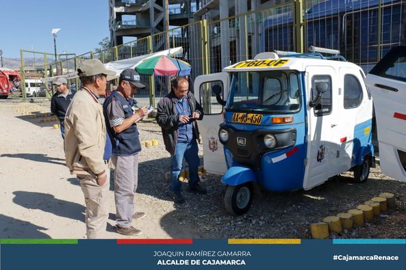 Con el fin de garantizar la seguridad vial y el cumplimiento de las normativas locales, la gerente de Transporte y Seguridad Vial, Edith Chuco Gutiérrez y el subgerente de Regulación y Autorizaciones de Transporte, Nilton Izquierdo Marín realizaron una inspección al personal que cumple con las labores de inspección vehicular municipal a las empresas Regional y Siglo XXI que prestan servicio de transporte especial (mototaxi).
🚨La inspección vehicular es una parte fundamental de las políticas de seguridad vial que viene impulsando la actual gestión edil. La supervisión de estas operaciones es una iniciativa que busca asegurar que todos los vehículos que circulan en nuestra ciudad cumplan con los requisitos necesarios en términos de seguridad e identificación para brindar un buen servicio a la ciudadanía.
✅Durante la visita, los funcionarios supervisaron la correcta inspección vehicular, que incluye distintivos, cintas reflectivas, botiquín, porta herramientas, extintor, placas, etc.