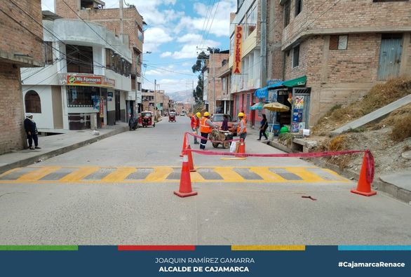 Con el propósito de brindar una vía segura para los ciudadanos, la subgerencia de Inspección y Seguridad Vial de la Municipalidad de Cajamarca continúa trabajando de manera constante en el pintado de señalización en diferentes arterias de la ciudad para garantizar la seguridad del tránsito vehicular y peatonal.
✅En esta oportunidad, se realizó el pintado de gibas en la cuadra 16 del Jr. Manantiales, que tienen como función de incrementar las condiciones de seguridad para el traslado de pasajeros y mercancías.
