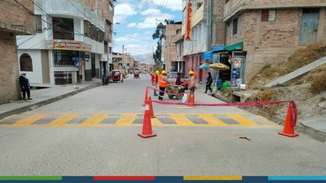 Con el propósito de brindar una vía segura para los ciudadanos, la subgerencia de Inspección y Seguridad Vial de la Municipalidad de Cajamarca continúa trabajando de manera constante en el pintado de señalización en diferentes arterias de la ciudad para garantizar la seguridad del tránsito vehicular y peatonal.
✅En esta oportunidad, se realizó el pintado de gibas en la cuadra 16 del Jr. Manantiales, que tienen como función de incrementar las condiciones de seguridad para el traslado de pasajeros y mercancías.