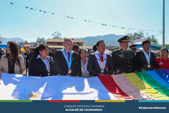 a Municipalidad Provincial de Cajamarca, participó de las actividades protocolares por el LXIV de la creación política del distrito de los Baños del Inca.
✅En esta oportunidad y en representación del alcalde provincial, el regidor Eduardo Quiroz junto a las regidoras Julia Guerrero y Ruth Alcántara hicieron extensivo su saludo a todos los vecinos bañosinos.