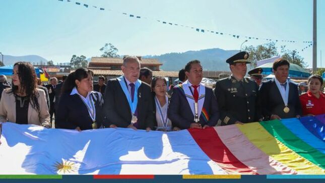 a Municipalidad Provincial de Cajamarca, participó de las actividades protocolares por el LXIV de la creación política del distrito de los Baños del Inca. 
✅En esta oportunidad y en representación del alcalde provincial, el regidor Eduardo Quiroz junto a las regidoras Julia Guerrero y Ruth Alcántara hicieron extensivo su saludo a todos los vecinos bañosinos. 