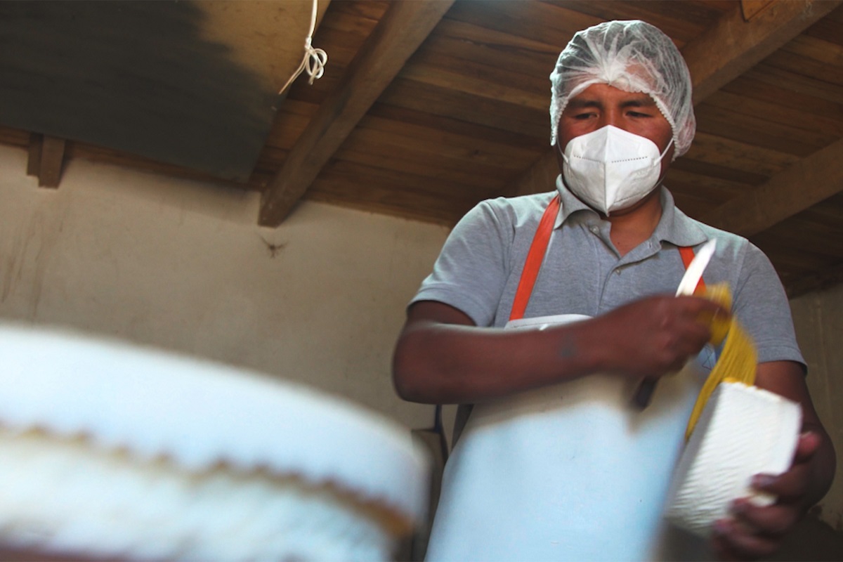 Ruth, Richard y Dafne, una familia unida que emprende en la producción de nutritivos quesos en Puno