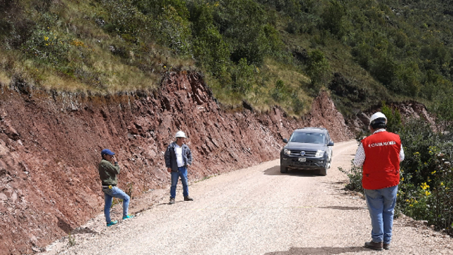 La Contraloría General evidenció una serie de irregularidades en las tres fases del servicio de mantenimiento periódico y rutinario de un camino vecinal del distrito de Uchumarca (Bolívar), ejecutadas por S/ 3.7 millones, las cuales ocasionaron la afectación de su calidad técnica y un perjuicio económico para la Municipalidad Provincial de Bolívar por S/ 778 mil. 