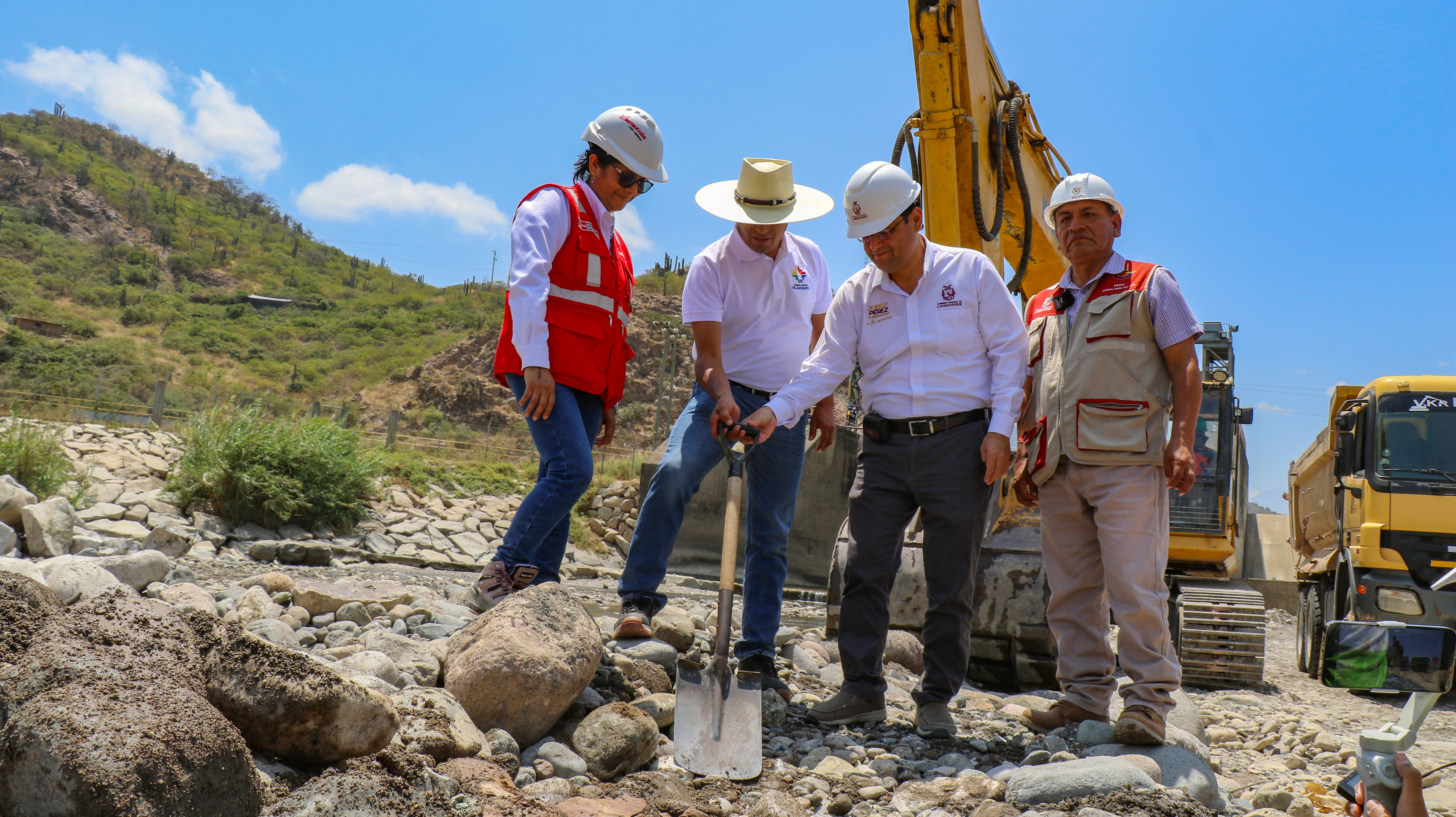 Foto del acto previo al inicio de ejecución de las obras de rehabilitación de la bocatoma Raca Rumi