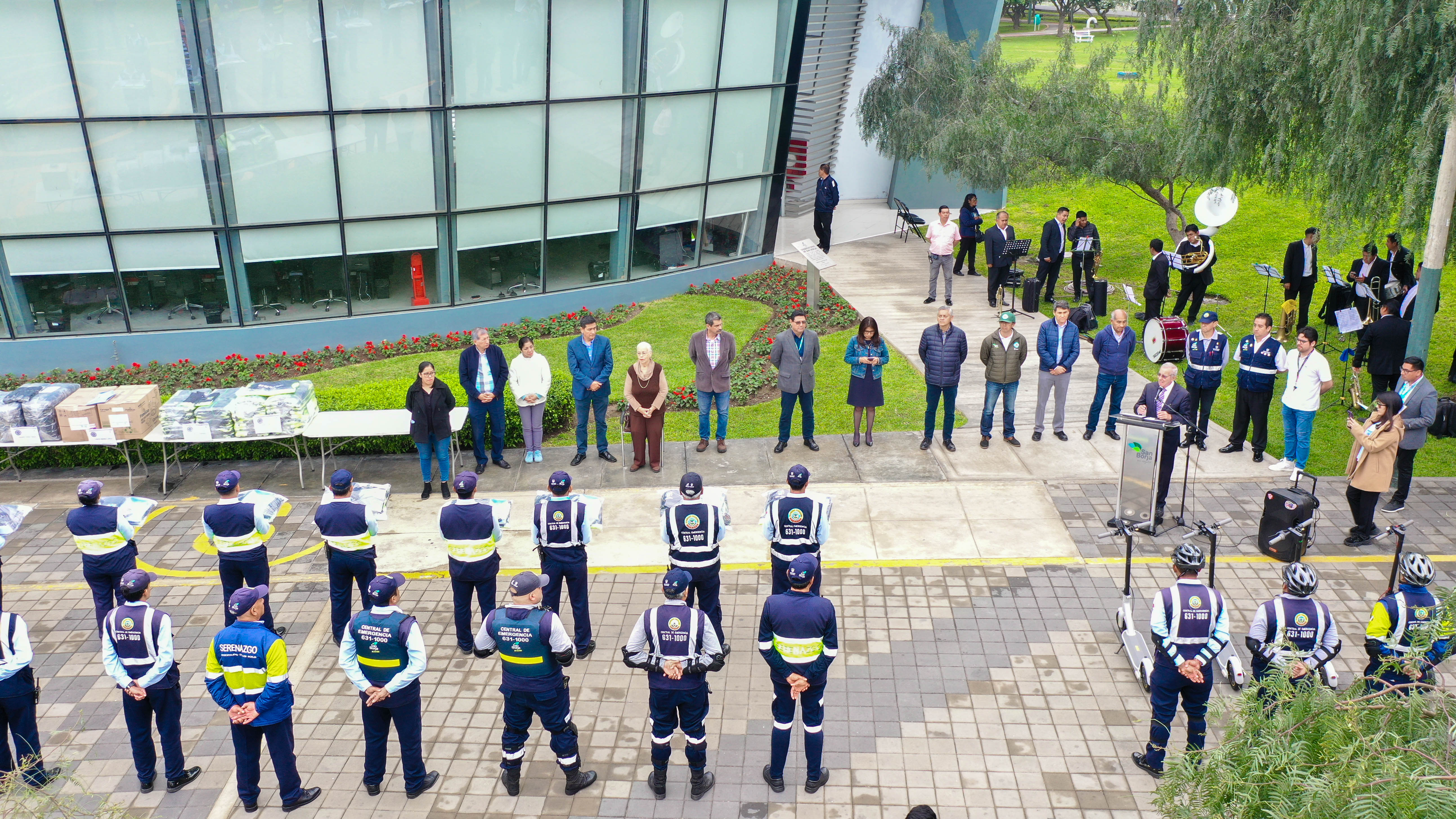 Renuevan uniformes a personal del serenazgo
