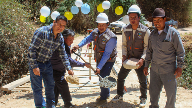 Primera piedra para la ejecución de la obra renovación del puente Challhua.