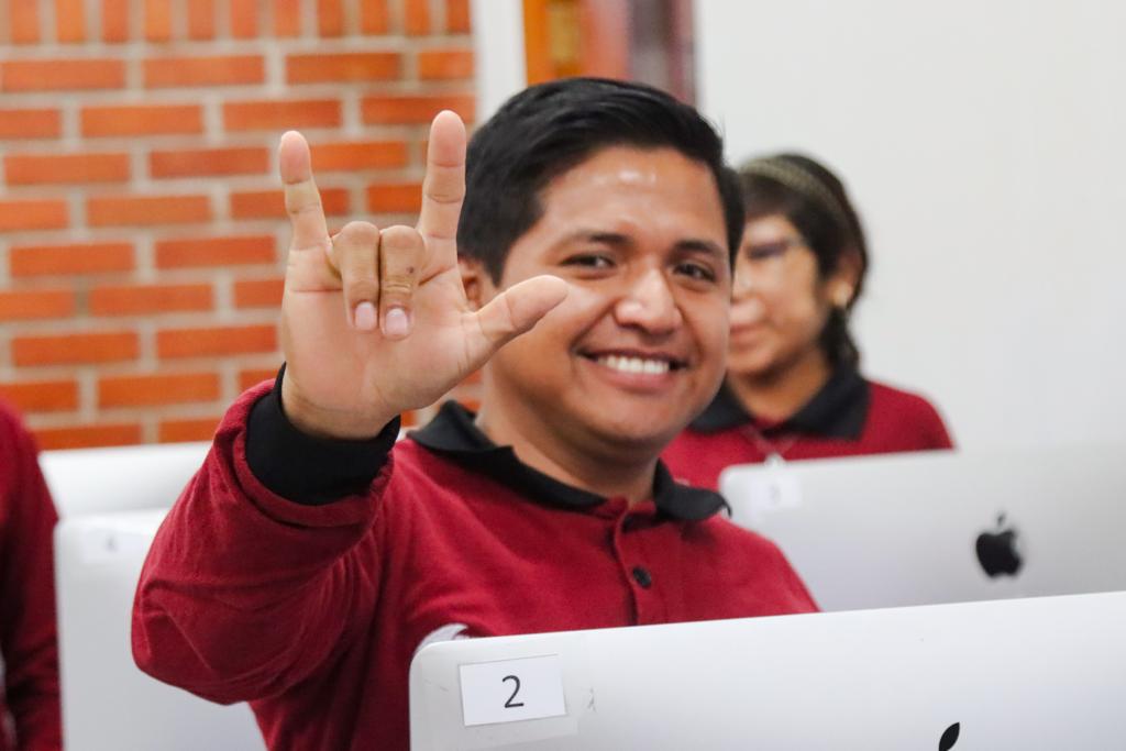 Personas con discapacidad auditiva reciben conocimientos en diseño gráfico