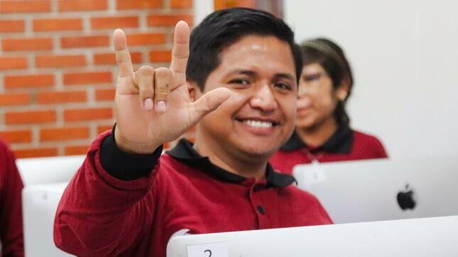 Personas con discapacidad auditiva reciben conocimientos en diseño gráfico 