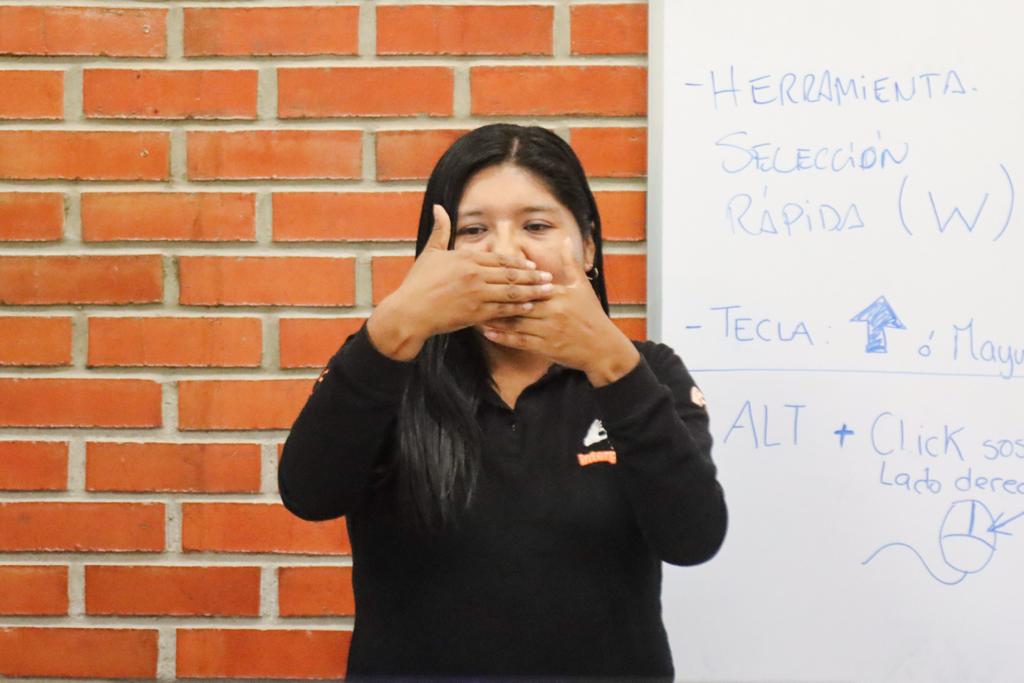Personas con discapacidad auditiva reciben conocimientos en diseño gráfico