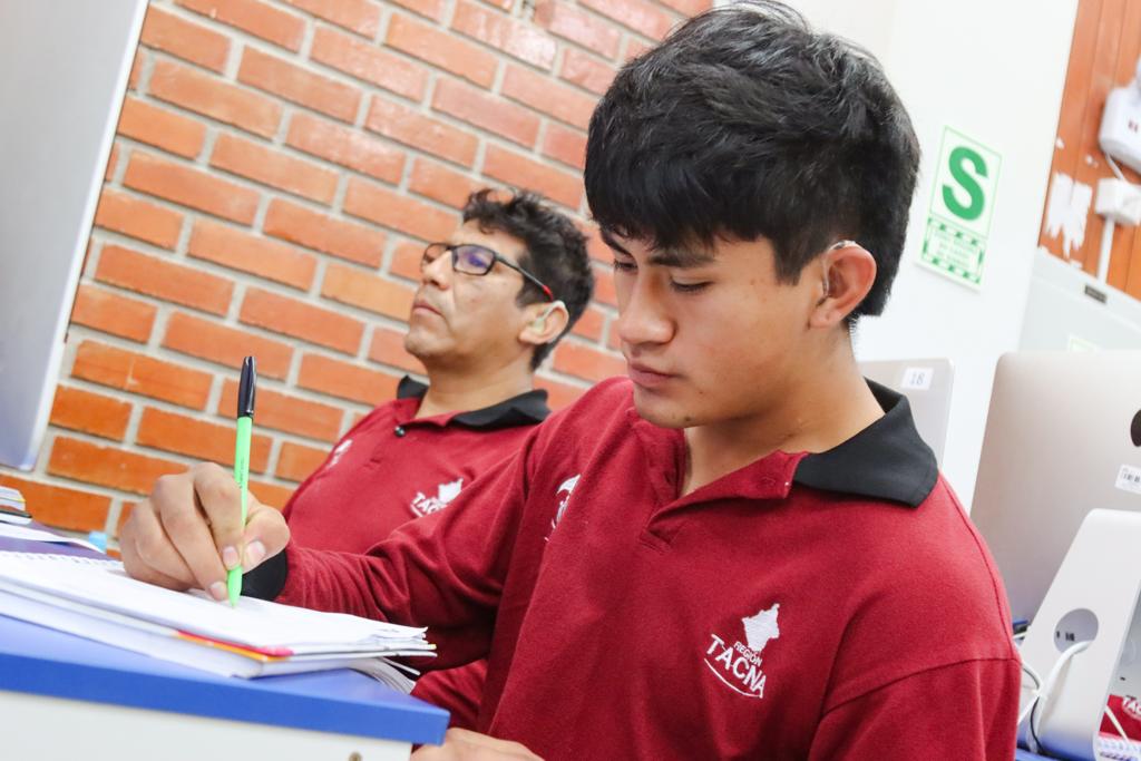 Personas con discapacidad auditiva reciben conocimientos en diseño gráfico
