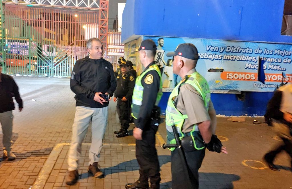 El ministro del Interior, Vicente Romero, supervisó las medidas de seguridad en el emporio de Gamarra, ubicado en el distrito de La Victoria, en una visita inopinada en la que recorrió el jirón Gamarra, la avenida Isabel La Católica, el jirón Antonio Bazo y otras calles, constatando el despliegue de efectivos de diferentes unidades policiales como Diroes, Halcones y el Pelotón Cobra.
Durante el diálogo con los efectivos asignados a Gamarra, el ministro Romero reiteró la importancia de que cualquier operativo policial en esta zona tenga como objetivo principal la tranquilidad de la población. Asimismo, enfatizó que los policías desplegados deben estar enfocados en poner orden en las calles y liberar los espacios públicos tomados por la informalidad.
Cabe precisar que se ha reforzado la seguridad en la zona con 300 efectivos en diferentes puntos del emporio textil y en las inmediaciones de sus tres dameros, en respuesta a la demanda de los empresarios, comerciantes y transeúntes por mayor seguridad en este concurrido punto de Lima.
El incremento del resguardo policial en la zona se realiza de manera articulada con el cuerpo de Serenazgo de la Municipalidad Distrital de La Victoria, a fin de reducir la incidencia delictiva en los puntos más críticos de esta zona comercial.