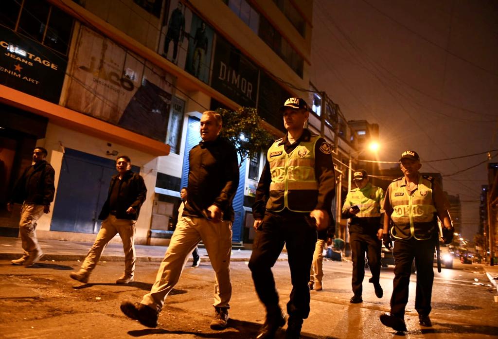El ministro del Interior, Vicente Romero, supervisó las medidas de seguridad en el emporio de Gamarra, ubicado en el distrito de La Victoria, en una visita inopinada en la que recorrió el jirón Gamarra, la avenida Isabel La Católica, el jirón Antonio Bazo y otras calles, constatando el despliegue de efectivos de diferentes unidades policiales como Diroes, Halcones y el Pelotón Cobra.
Durante el diálogo con los efectivos asignados a Gamarra, el ministro Romero reiteró la importancia de que cualquier operativo policial en esta zona tenga como objetivo principal la tranquilidad de la población. Asimismo, enfatizó que los policías desplegados deben estar enfocados en poner orden en las calles y liberar los espacios públicos tomados por la informalidad.
Cabe precisar que se ha reforzado la seguridad en la zona con 300 efectivos en diferentes puntos del emporio textil y en las inmediaciones de sus tres dameros, en respuesta a la demanda de los empresarios, comerciantes y transeúntes por mayor seguridad en este concurrido punto de Lima.
El incremento del resguardo policial en la zona se realiza de manera articulada con el cuerpo de Serenazgo de la Municipalidad Distrital de La Victoria, a fin de reducir la incidencia delictiva en los puntos más críticos de esta zona comercial.