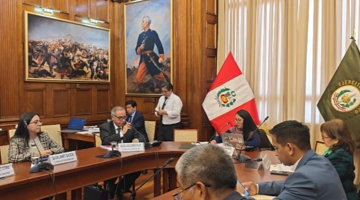 Ante la Comisión de Pueblos Andinos, Amazónicos y Afroperuanos, Ambiente y Ecología del Congreso de la República, el viceministro de Orden Interno, Miguel Núñez, expuso los resultados obtenidos el presente año por el Ministerio del Interior (Mininter) en la prevención y reducción de los índices de delitos ambientales, minería ilegal, Tráfico Ilícito de Drogas (TID) y crimen organizado en la Amazonía peruana.
En este marco, la autoridad del Mininter detalló los logros obtenidos entre enero y agosto del presente año en la lucha contra la criminalidad en Amazonas, Madre de Dios, Loreto, Ucayali y San Martín, regiones en la que la Policía Nacional desarticuló 475 bandas integradas por 1253 personas, incautó 382 armas y recuperó 872 vehículos. El número total de personas detenidas fue de 3921.
Señaló, asimismo, que se ejecutaron 153 operativos contra la minería ilegal en las regiones de Amazonas, Loreto, Madre de Dios y San Martín, lográndose la captura de 62 personas vinculadas a este delito.
En cuanto a la tala ilegal, precisó que la Policía Nacional detuvo a 78 personas por este delito e incautó 11 vehículos y 13 maquinarias por este delito en Amazonas, Loreto, Madre de Dios y San Martín.
El viceministro Núñez informó, asimismo, que el Mininter, a través del Proyecto Especial CORAH ha erradicado hasta el momento 9,530 ha de cultivos ilegales de hoja de coca en Loreto. San Martín y Ucayali. Detalló que tanto en dichas regiones como en Amazonas y Madre de Dios se destruyeron en conjunto 174 laboratorios clandestinos, cifra superior a las registradas en los últimos años.
Más de 11 mil operativos a nivel nacional
Resaltó que en lo que respecta a la lucha contra el tráfico ilícito de drogas a nivel nacional, entre el 1 de enero y el 4 de setiembre último se realizaron 11 383 operaciones policiales, con 7764 detenciones y más de 36 mil kilos de droga decomisada. “Por interdicción, ha habido 38 pistas de aterrizaje clandestino destruidas y 594 laboratorios destruidos; se han incautado inmuebles, vehículos aéreos, acuáticos, terrestres, armamento y dinero en moneda nacional”, indicó.
De igual forma, indicó que entre enero y agosto del 2023, se realizaron 570 operativos en el territorio nacional contra el tráfico de especies de fauna silvestre, deteniéndose a 57 personas, con hallazgos e incautaciones 7981 especies, entre disecadas y vivas, valorizadas en más de 2.2 millones de soles.
El viceministro Núñez dio a conocer, igualmente, los avances obtenidos en el marco de los espacios multilaterales establecidos contra los delitos ambientales, entre los que destaca el fortalecimiento de puestos de control de frontera y vigilancia en el ámbito de la Comisión Multisectorial Permanente -Hoja de Ruta Amazonas; y la lucha contra la trata de personas, en lo que respecta a la Mesa Técnica Amazonas PCM.
Asimismo, destacó que el trabajo conjunto entre la Policía Nacional y el Ministerio Público, mediante la creación de los Equipos Multidisciplinarios Especializados (EME), es otra de las iniciativas desplegadas por el Mininter para combatir los delitos ambientales en todo el territorio nacional.